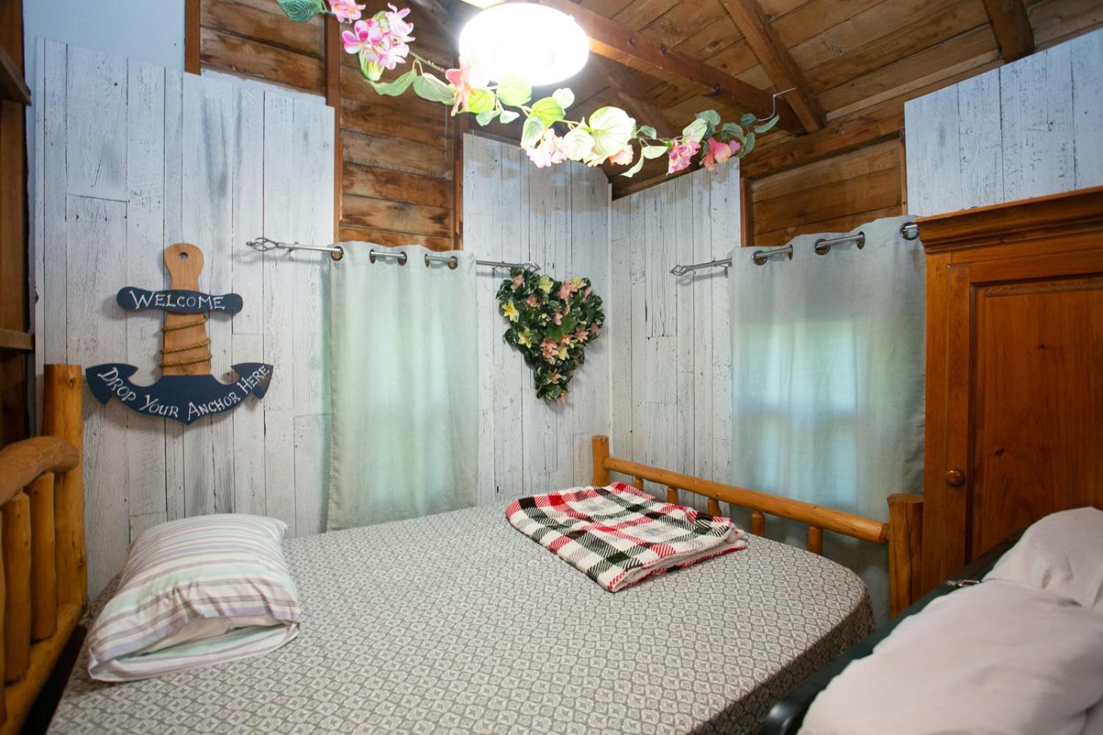 Fun Place With A Sandy Beach For Swimming, Boating, And Fishing, Featuring 3 Available Cabins Fenelon Falls Екстер'єр фото
