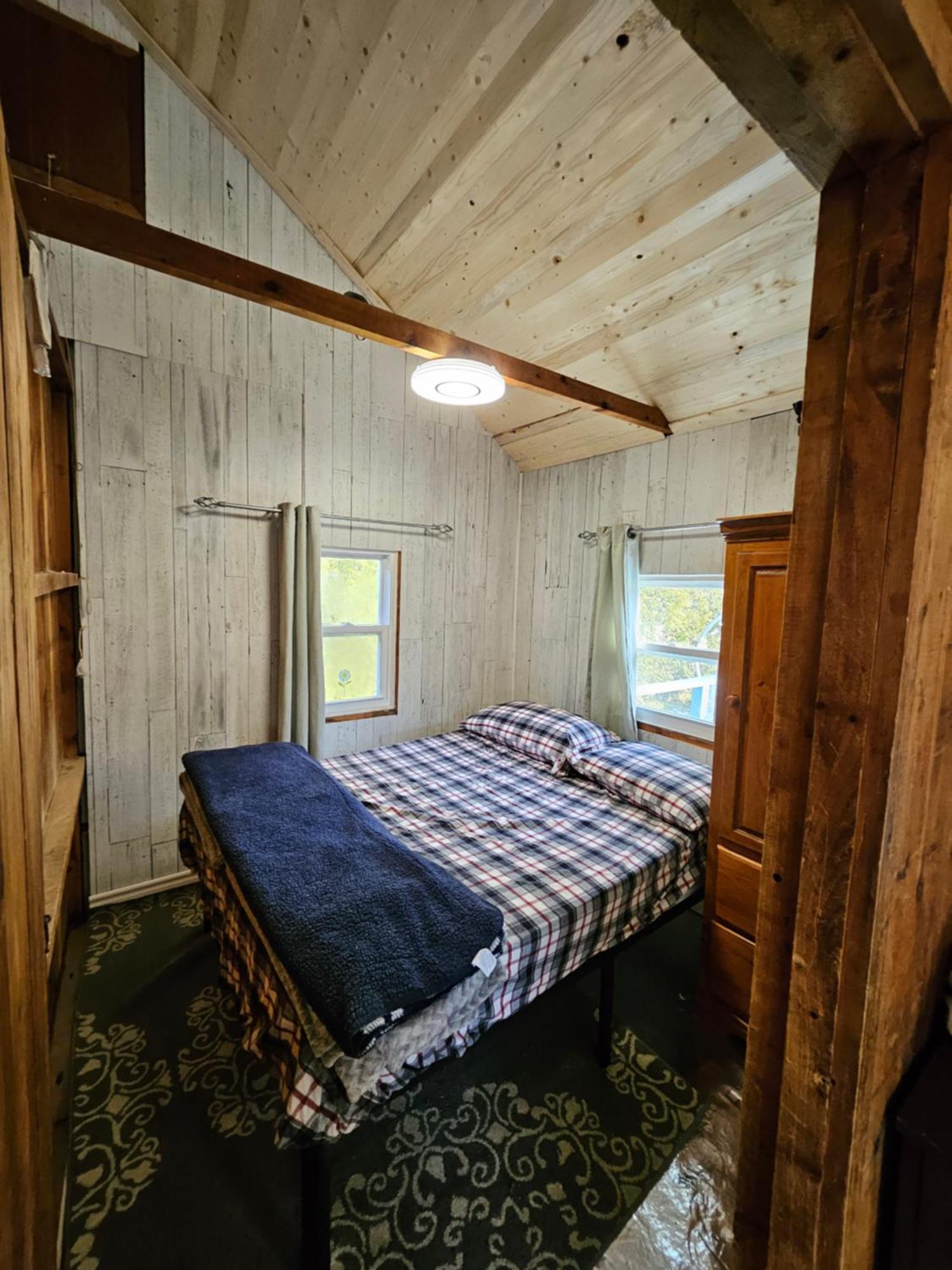 Fun Place With A Sandy Beach For Swimming, Boating, And Fishing, Featuring 3 Available Cabins Fenelon Falls Екстер'єр фото