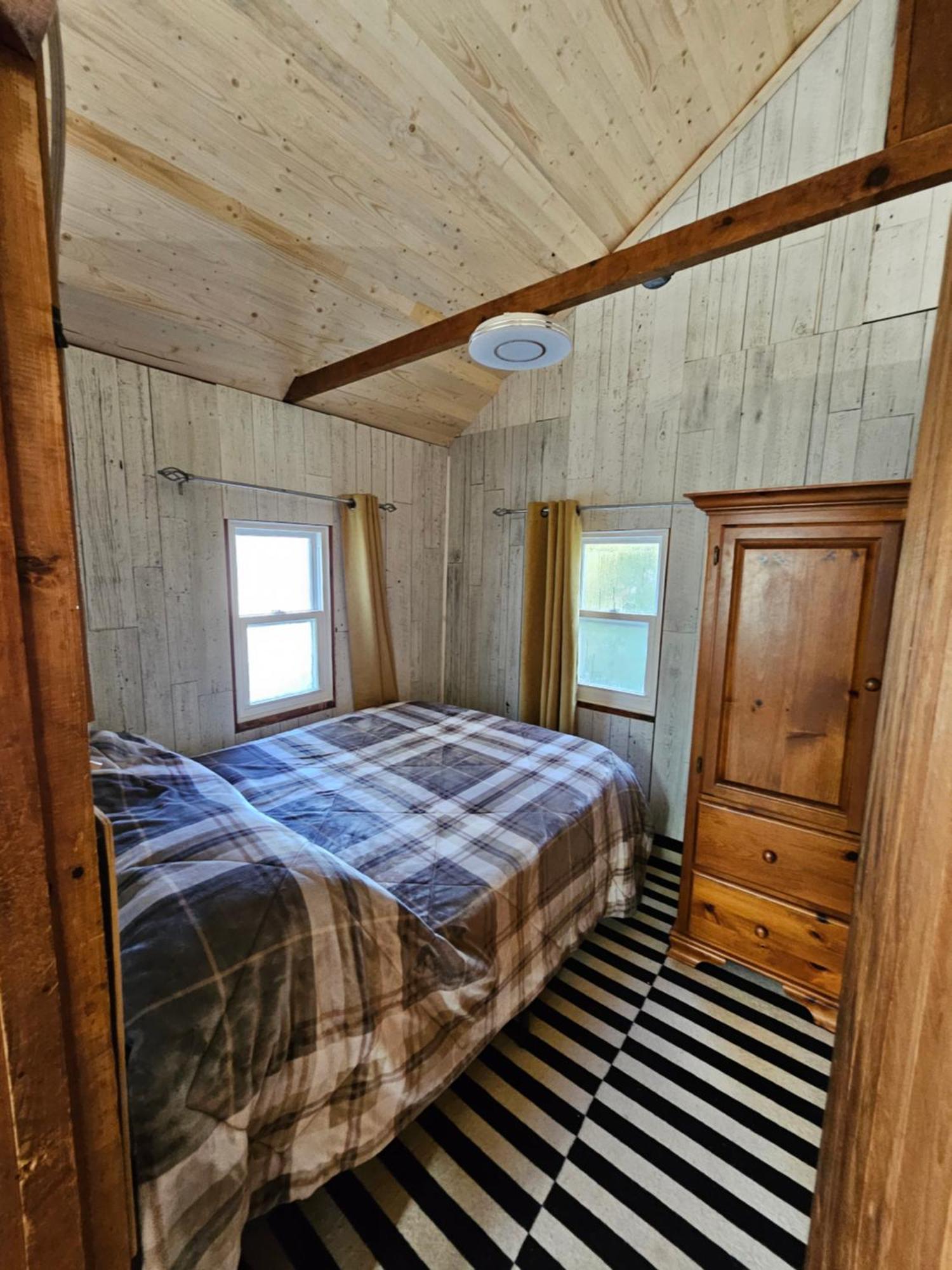 Fun Place With A Sandy Beach For Swimming, Boating, And Fishing, Featuring 3 Available Cabins Fenelon Falls Екстер'єр фото